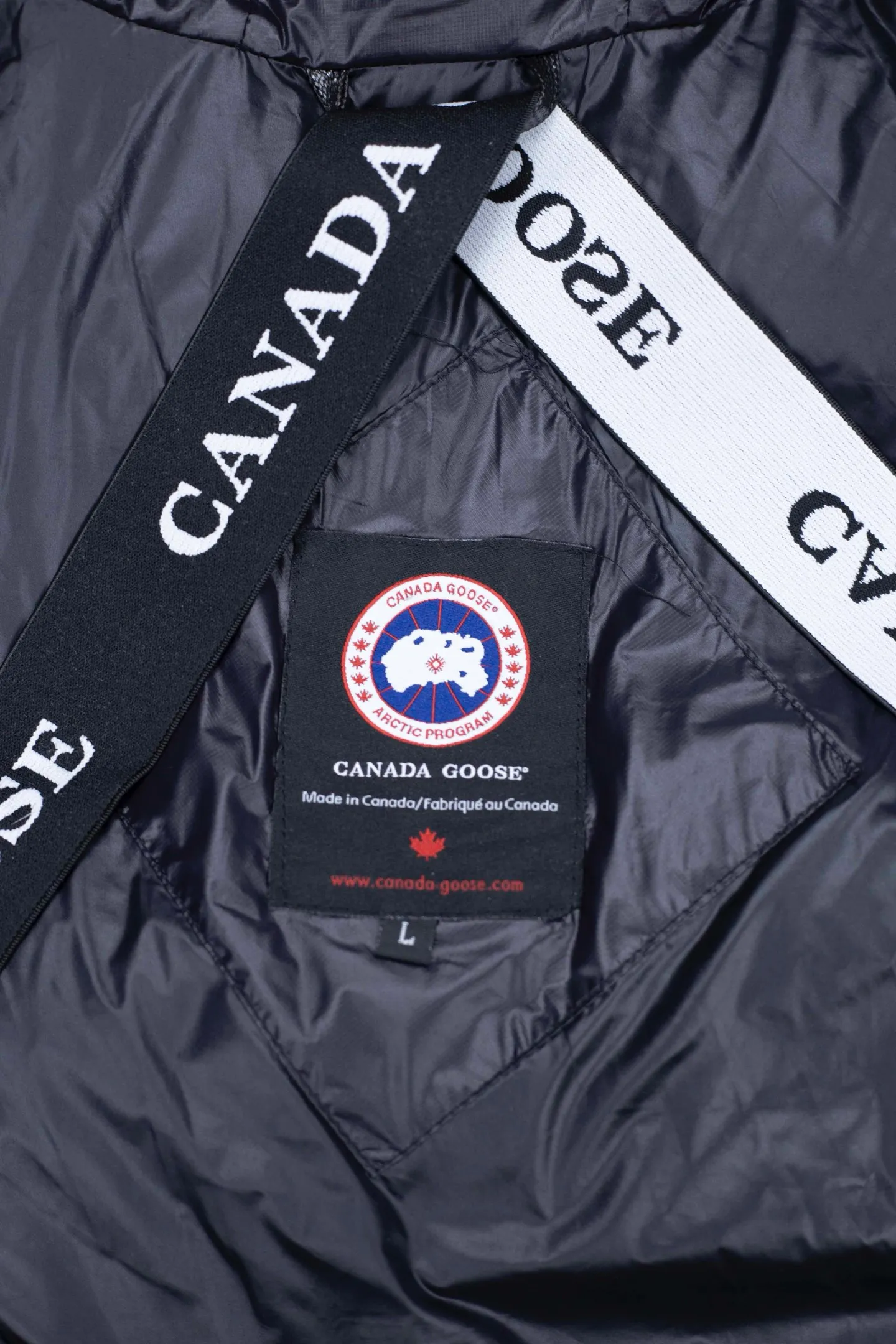 P490 Style number: [Y107] 𝘾𝘼𝙉𝘼𝘿𝘼 𝙂𝙊𝙊𝙎𝙀/Canada Goose Black Red Label Limited New Crofton Puff Down Jacket Pure Guangzhou Inspection 80 White Duck Down Filling‼  Top version, ceiling level‼ Crofton soft bread, the latest style in 2023, has a cold protection effect of up to level 4. It is made of recycled Feather-Light tear-resistant fabric. It is ultra-light and has no weight on the upper body at all! The unique black label highlights your temperament‼  Canada Goose, a Canadian brand, has always been recognized as the warmest down jacket. Various Instagram celebrities, Internet celebrities, and celebrities often wear it for street photos. I do Canada Goose every year, but I still can’t get rid of my love for geese. No matter how cold the winter is, there is no need to be afraid, because there are geese! Filled with 80% white duck down, Canada Goose is the legendary warmest down jacket and is known as a must-have for Arctic outdoor sports! The most popular down jacket in the world, celebrities are rushing to buy it, it is a must-have! Same style for men and women Color Black Size: M~XXL